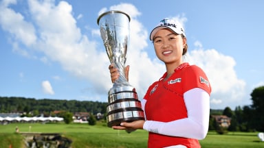 MJLee_1920_Evian21_D4_trophy.png